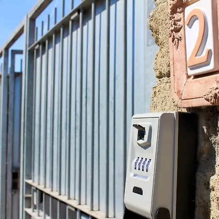 The Garden House Fco, Self Check In And Free Private Parking Apartment Fiumicino