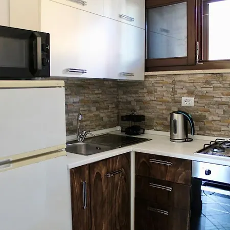 The Garden House Fco, Self Check In And Free Private Parking Apartment Fiumicino