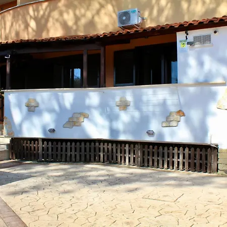 The Garden House Fco, Self Check In And Free Private Parking Φιουμιτσίνο
